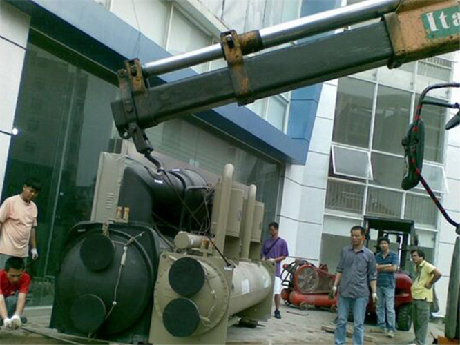 赤坎区随车吊和汽车吊的核心区别是什么？哪种更省钱？