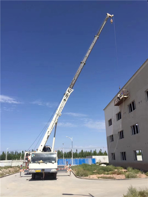 赤坎区“轻装强干”—— 吊车的 “轻量化臂架” 技术